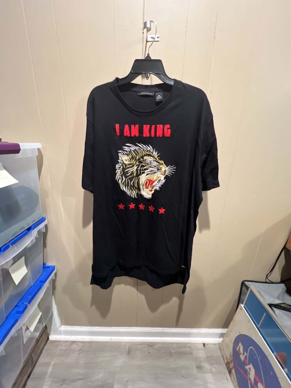 Sean John I Am King Embroidered Lion Head Graphic T-Shirt